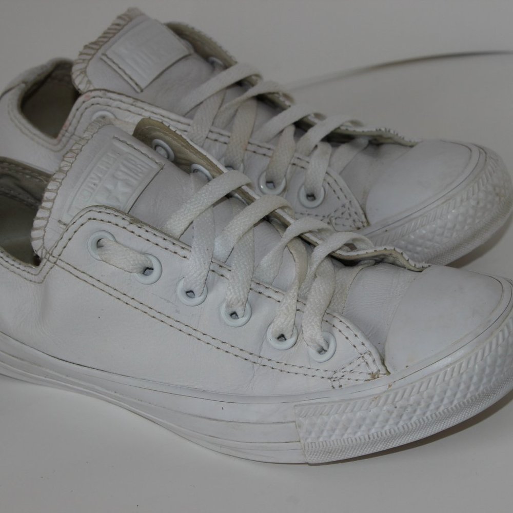 Converse Unisex-Adult Chuck Taylor All Star Leather Low Top Sneaker